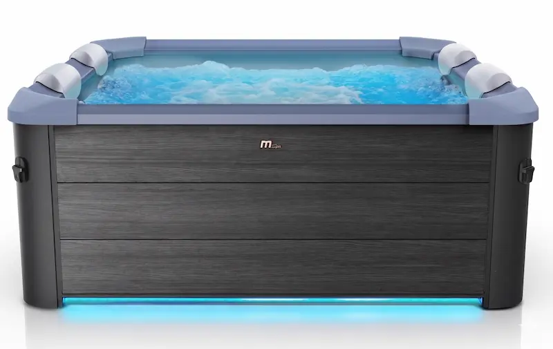 Exklusiver Whirlpool auf der Holzterrasse eines SCANDI Modulhauses